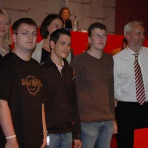 Stellvertretend für die Jusos aus Vechta - Gewinner des Hermann-Tempel-Preises - nahmen Andreas Schönhöft, Fabian Scholz, Gerrit Brüning (ab 2.v.li.) die Gratulation von Garrelt Duin (re.) und Swantje Hartmann (li.) entgegen.