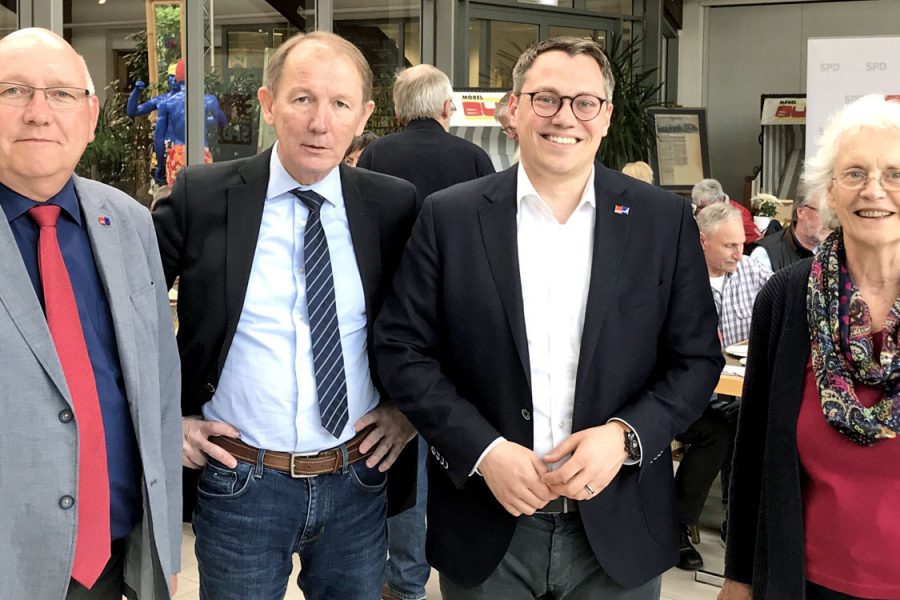 v.l.n.r.: Jens Peter Grohn (stellv. Bürgermeister Wiesmoor), Harm-Uwe Weber (Landrat im Landkreis Aurich), Tiemo Wölken (MdEP) und Regine Romahn (Vorsitzende der AG 60 Plus im Bezirk Weser-Ems)