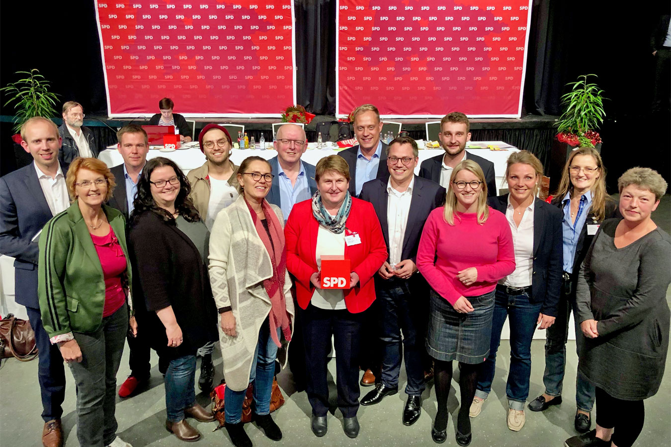 Der neue SPD-Bezirksvorstand mit der Vorsitzenden Hanne Modder (8. v.r.)