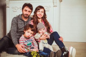 Das Bild zeigt eine Ehepaar mit zwei Kindern