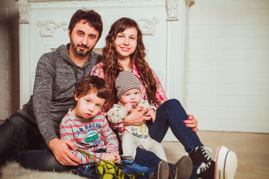 Das Bild zeigt eine Ehepaar mit zwei Kindern