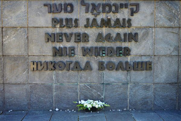 Mahnmal im Konzentrationslager Dachau mit dem Text "Nie wieder"